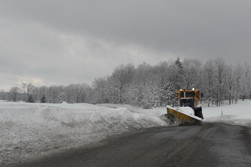 Snow Plow.jpg - Large snow shovel truck in Preston Co., WV. ***Uma maquina de limpeza de neve.